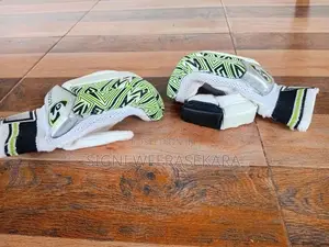 Cricket Helmet / Right Hand Gloves