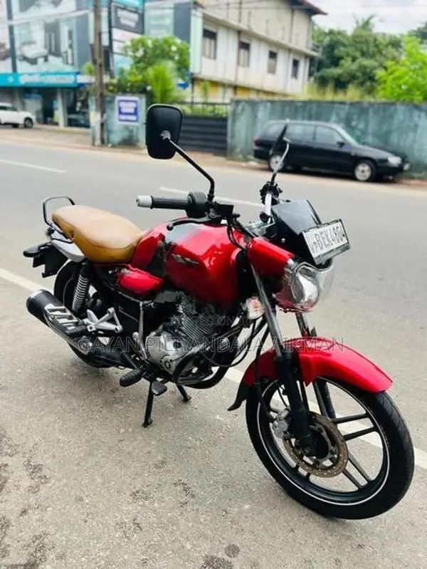 Bajaj V15 2016