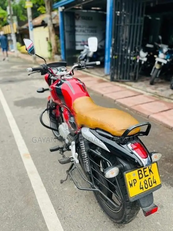 Bajaj V15 2016