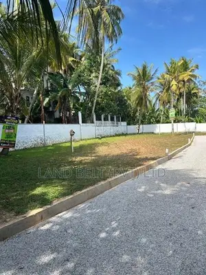මාලපල්ල වෙල්යායට මුහුණලා සුන්දර බිම් කොටස්