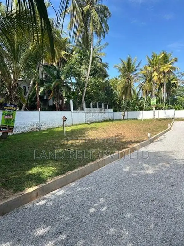 මාලපල්ල වෙල්යායට මුහුණලා සුන්දර බිම් කොටස්