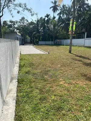 මාලපල්ල වෙල්යායට මුහුණලා සුන්දර බිම් කොටස්