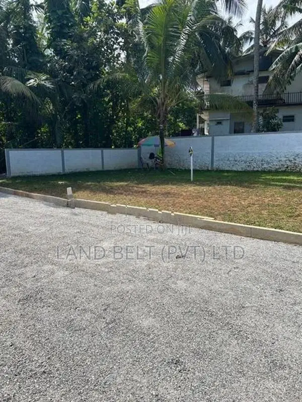 මාලපල්ල වෙල්යායට මුහුණලා සුන්දර බිම් කොටස්