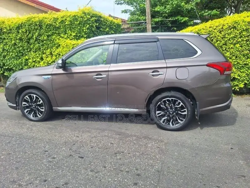 Mitsubishi Outlander PHEV (SUV) 2015