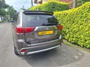 Mitsubishi Outlander PHEV (SUV) 2015