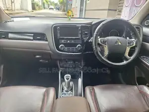 Mitsubishi Outlander PHEV (SUV) 2015