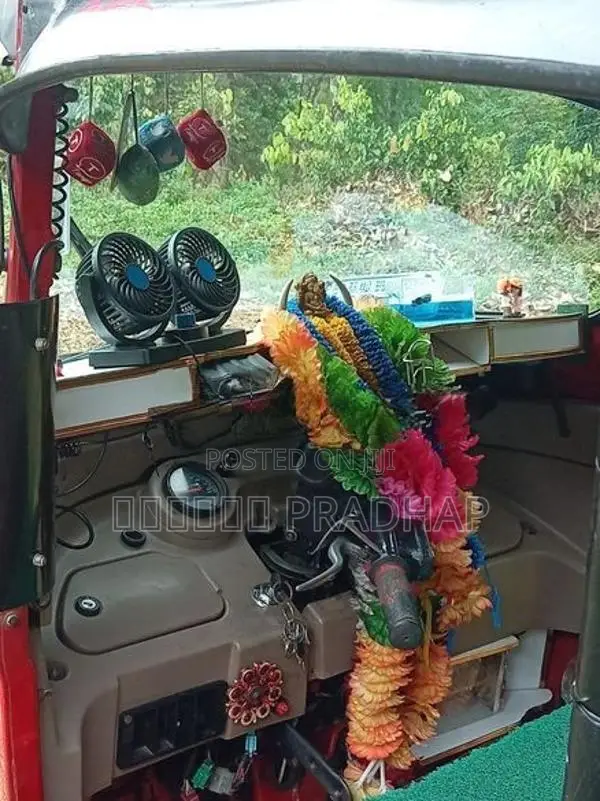 Bajaj RE 2017