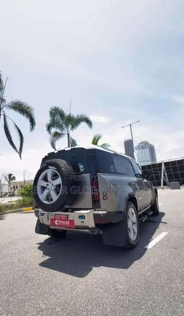 Land Rover Defender 110 2023