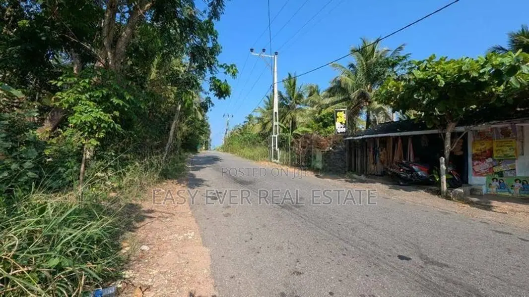 ඌරාපොළ ප්‍රධාන මාර්ගයට මීටර් 100 ක් දුරින් වටිනා ඉඩමක්