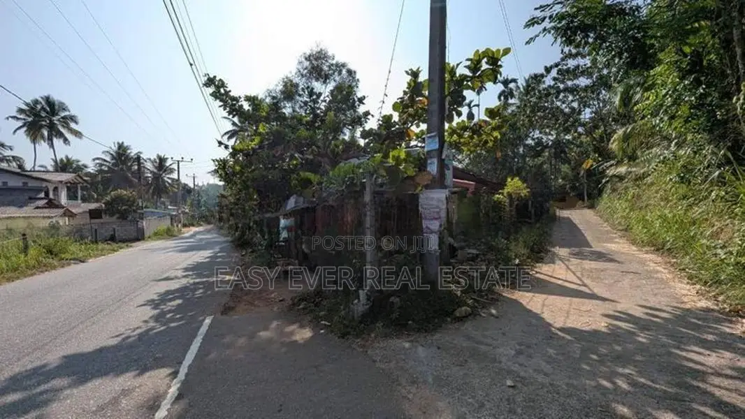ඌරාපොළ ප්‍රධාන මාර්ගයට මීටර් 100 ක් දුරින් වටිනා ඉඩමක්