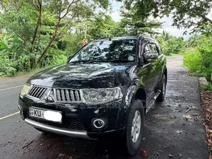 Mitsubishi Montero Sports 2012