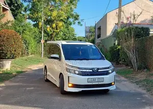 Toyota Voxy 2014
