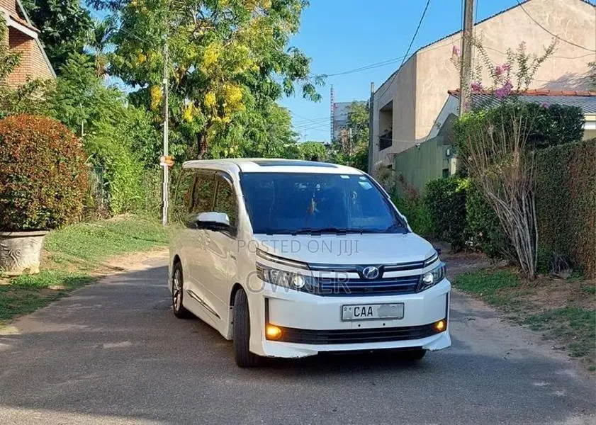 Toyota Voxy 2014
