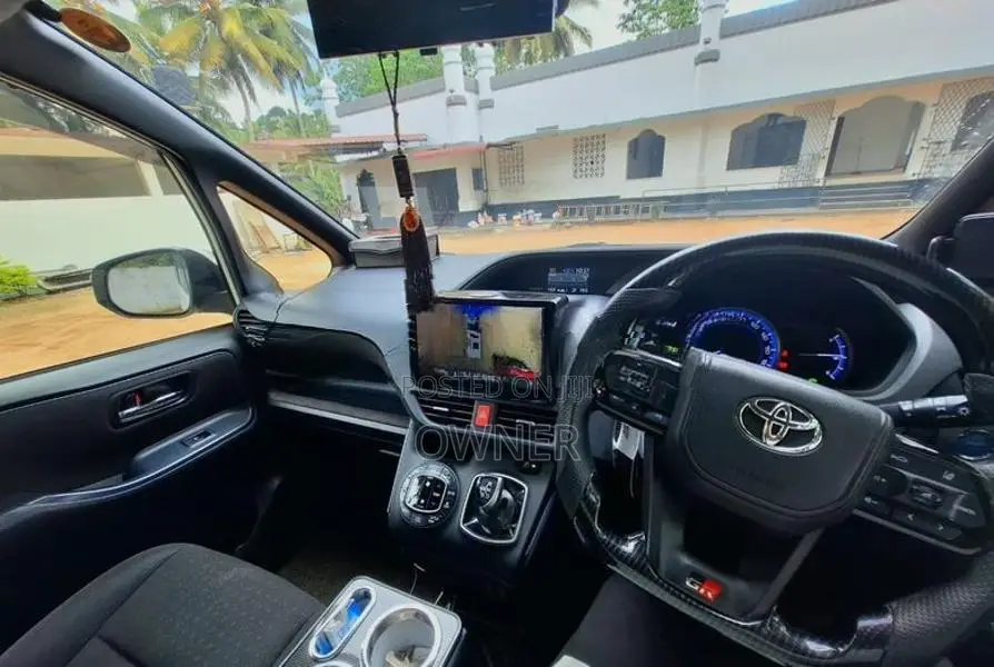 Toyota Voxy 2014