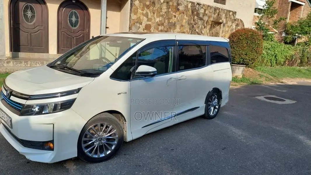 Toyota Voxy 2014