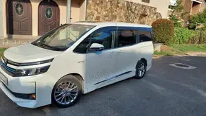 Toyota Voxy 2014