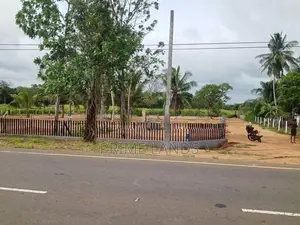 බුලන්කුලම බිම් කොටසක් පුත්තලම් පාරට මුහුනලා