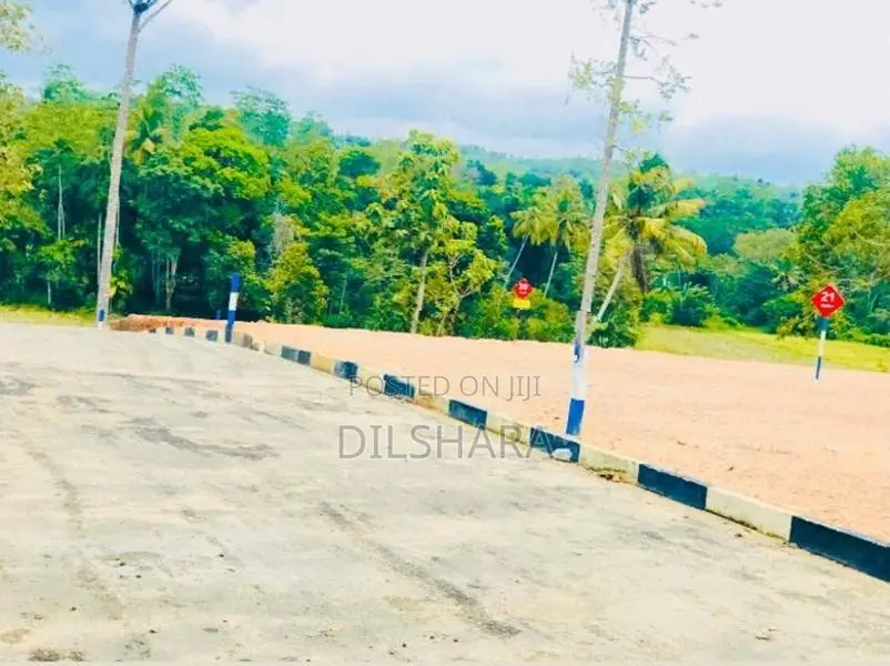 සුන්දර වෙල් යායකට මායිම්ව ඉඩමක් මාතර නගරයෙන්