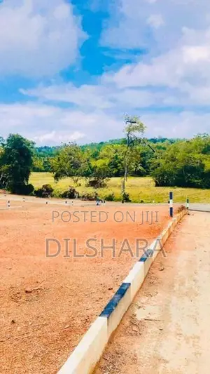 සුන්දර වෙල් යායකට මායිම්ව ඉඩමක් මාතර නගරයෙන්