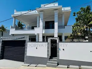 Super Luxury Modern House for Sale - Piliyandala