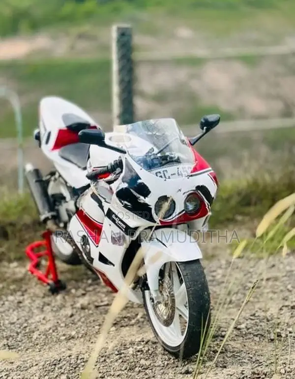 Honda CBR 250RR Gullarm 2002
