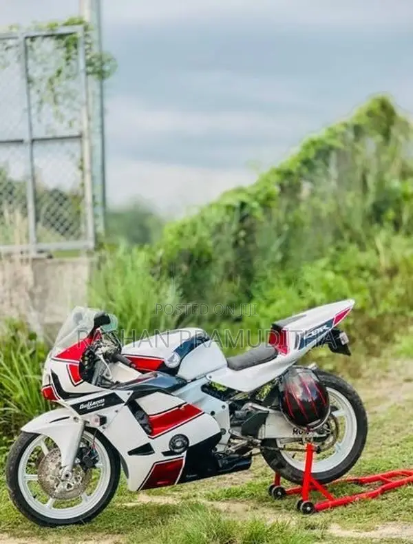 Honda CBR 250RR Gullarm 2002
