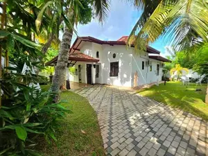 අලංකාර ගෙවත්තක් සහිත පර්චස් 12.5 ක නිවස විකිනීමට - මැදගම
