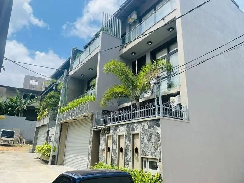 Modern 4 Bedroom House with Rooftop Garden Pannipitiya