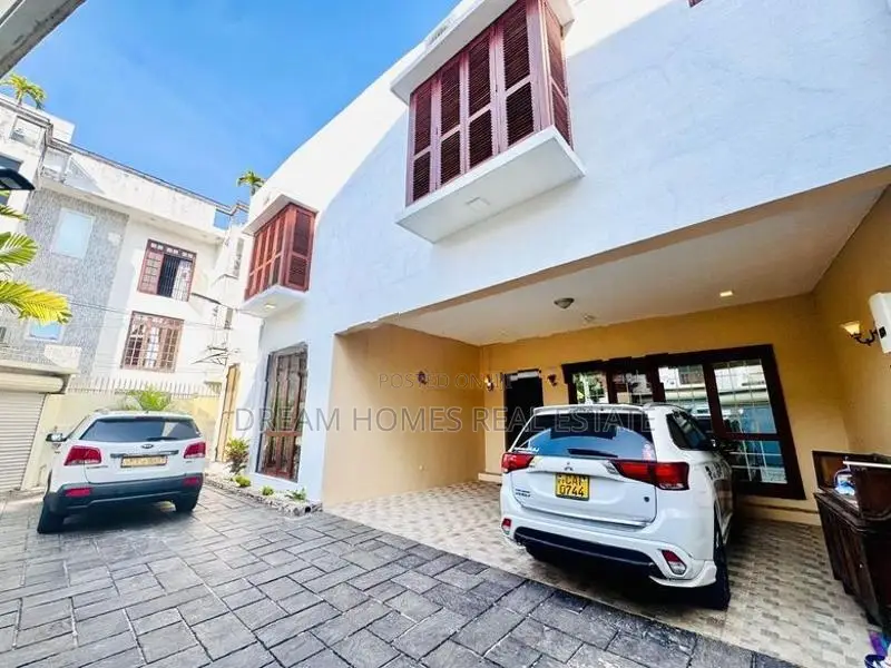Elegant 3-Storey Family Home with Rooftop Terrace – Kalubowila