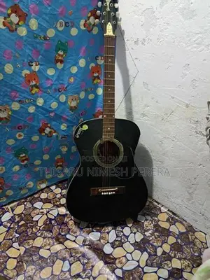 පාවිච්චි කරන ලද ගිටාරයක්