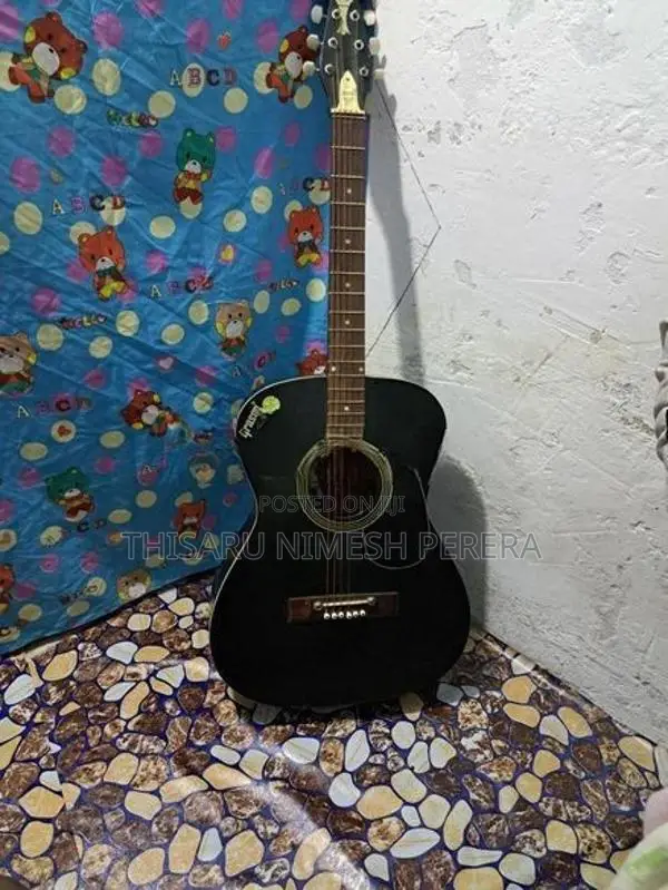 පාවිච්චි කරන ලද ගිටාරයක්