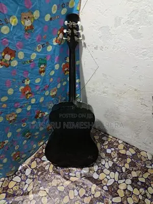පාවිච්චි කරන ලද ගිටාරයක්