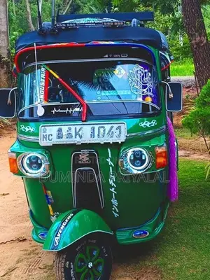 Bajaj RE 205 2013