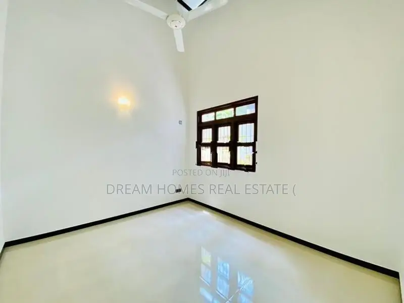 පර්චස් 10 අලුත්ම අලුත් නිවසක් අතුරුගිරිය
