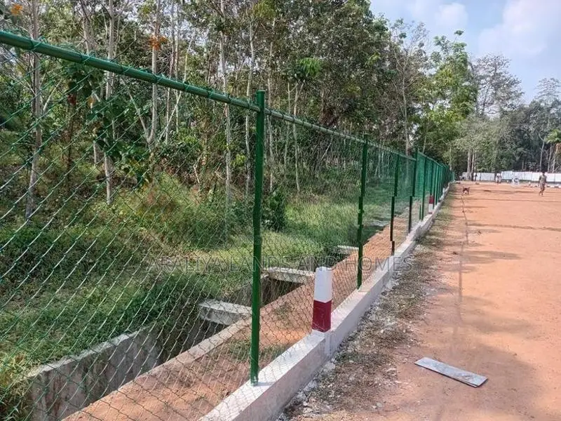 කඩවතට නුදුරින් ඉඩමක්