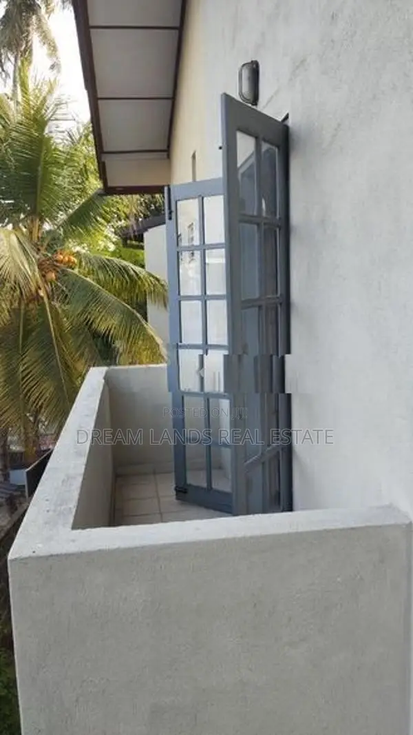 Upper floor for rent batharamulla