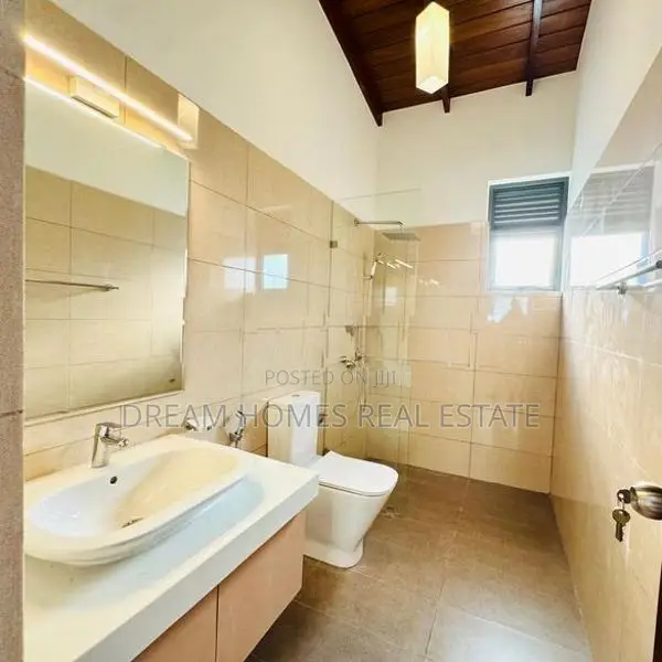 Baththaramulla Modern 4 Bedroom House with Swimming Pool for Sale