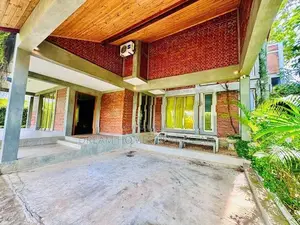 Elegant Modern Home with Diyawanna Views – Rajagiriya