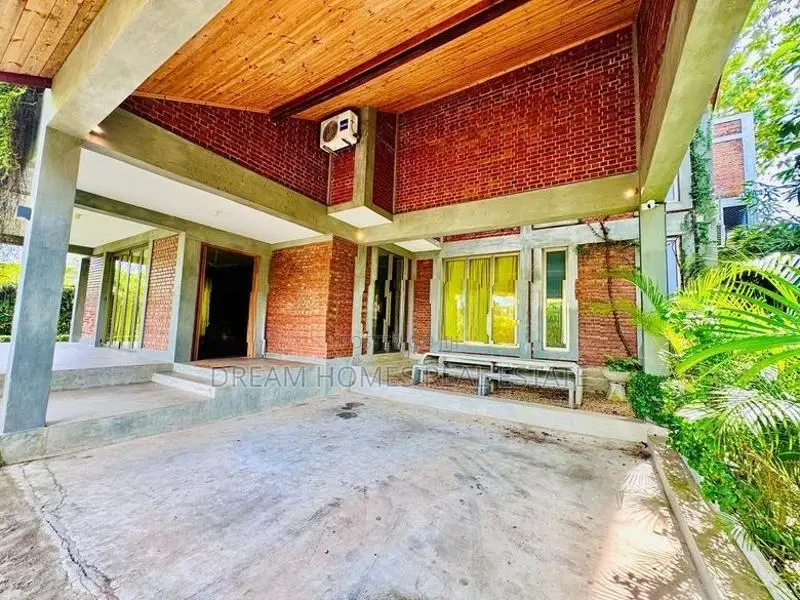 Elegant Modern Home with Diyawanna Views – Rajagiriya