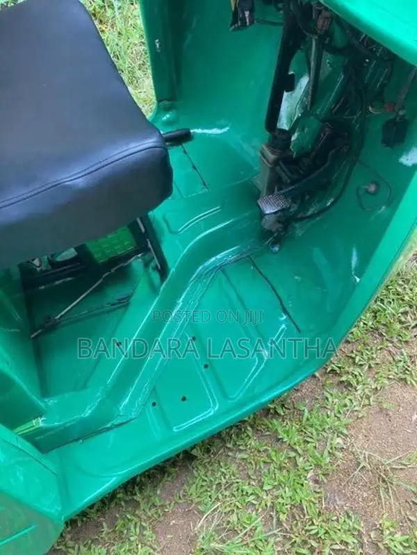 Bajaj RE 2002