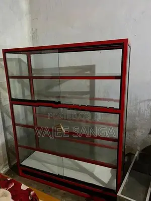 கண்ணாடி அலுமாரி