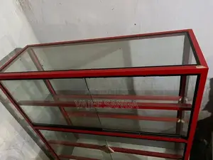 கண்ணாடி அலுமாரி