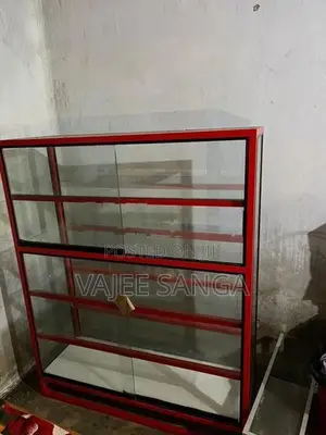 கண்ணாடி அலுமாரி