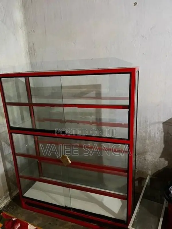 கண்ணாடி அலுமாரி