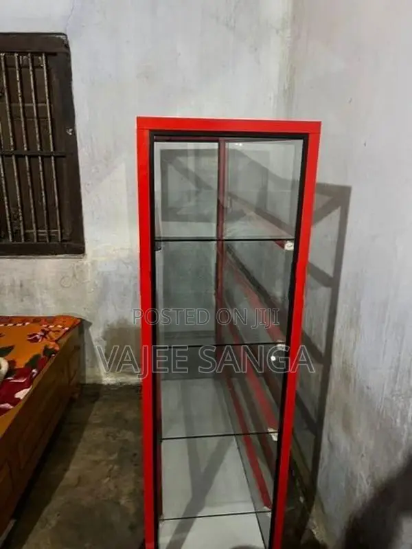 கண்ணாடி அலுமாரி