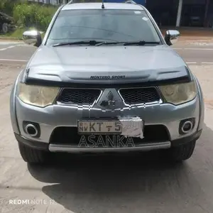 Mitsubishi Montero 2012