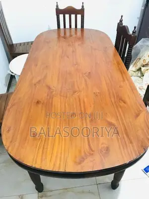 තෙක්ක කැම මේසයක් සහ මේස පුටු