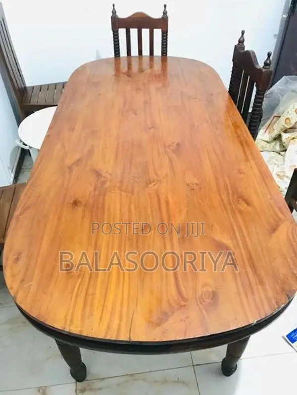 තෙක්ක කැම මේසයක් සහ මේස පුටු