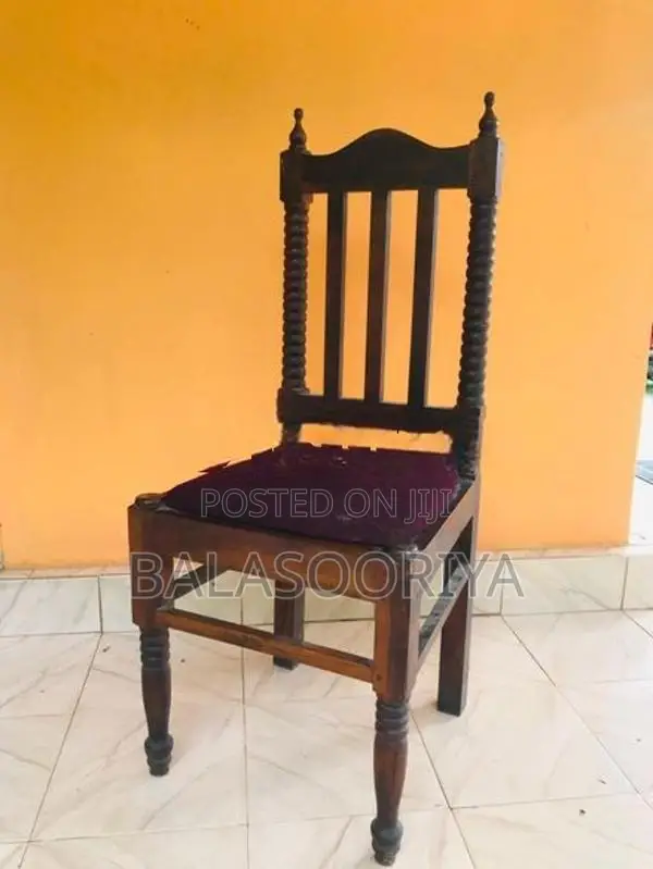 තෙක්ක කැම මේසයක් සහ මේස පුටු