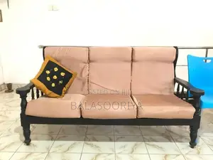 තෙක්ක කැම මේසයක් සහ මේස පුටු
